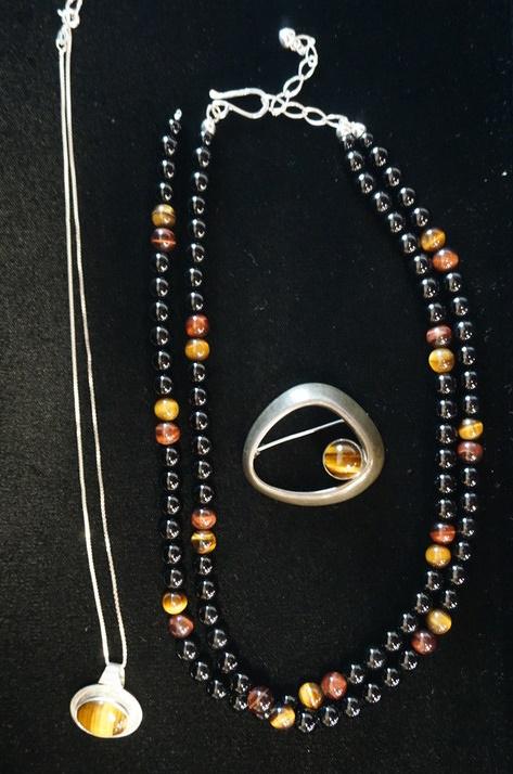 LOT OF JEWELRY 2 NECKLACES & BROOCH PIN (1 of 5)