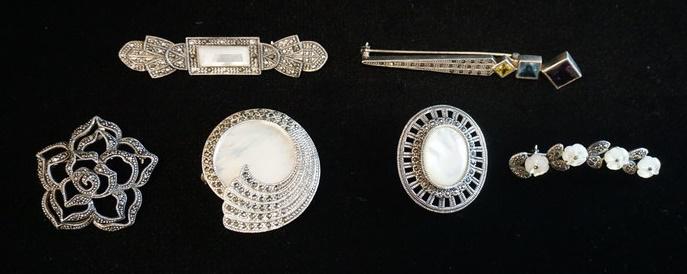 LOT OF 6 STERLING SILVER & MARCASITE BROOCH PINS: LOT OF 6 STERLING SILVER & MARCASITE BROOCH PINS. COMBINED WEIGHT INCLDUDING STONES IS 2.115 TROY OUNCES