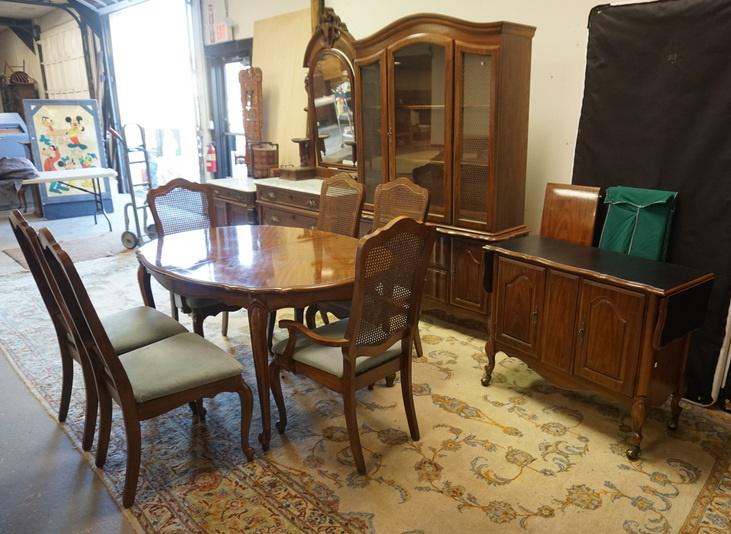 9 PIECE FRENCH PROVINCIAL DINING ROOM SET: NINE PIECE FRENCH PROVINCIAL DINING ROOM SET; INCLUDES TABLE W/ THREE 12 IN LEAVES ONE IS SKIRTED, SIX CHAIRS, DROP LEAF SERVER, & TWO PIECE BREAKFRONT SIDE DOORS HAVE WIRE MESH