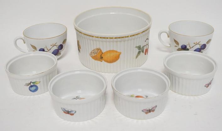 7 PIECE CHINA LOT W/ FRUIT PATTERNS: SEVEN PIECE CHINA LOT W/ FRUIT PATTERNS FIVE PIECE BOWL SET LARGEST BOWL IS 7 IN & TWO ROYAL WORCESTER EVESHAM CUPS