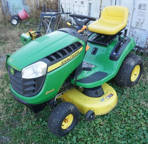 JOHN DEERE LAWN TRACTOR: JOHN DEERE LAWN TRACTOR D1000