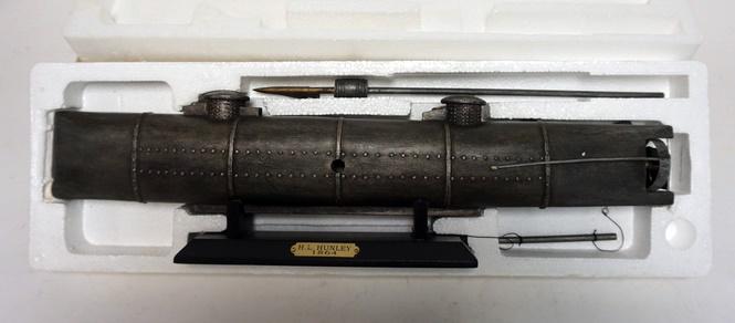 CONFEDERATE SUBMARINE MODEL H L HUNLEY: CONFEDERATE SUBMARINE MODEL H L HUNLEY, 21 IN LONG