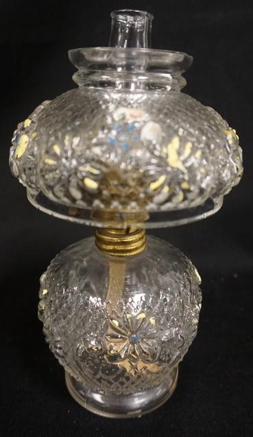 ANTIQUE MINIATURE KEROSENE LAMP: ANTIQUE MINIATURE KEROSENE LAMP, 8 1/2 IN HIGH
