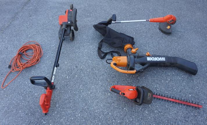 LOT OF YARD TOOLS: LOT OF YARD TOOLS INCLUSES BLACK & DECKER WEED WHACKER & HEDGE TRIMMER