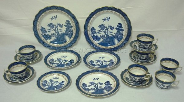 18 PC BOOTH'S *REAL OLD WILLOW* W/GOLD TRIM; LARG: 18 PC BOOTH'S *REAL OLD WILLOW* W/GOLD TRIM; LARGE PLATES ARE 10 1/2 IN