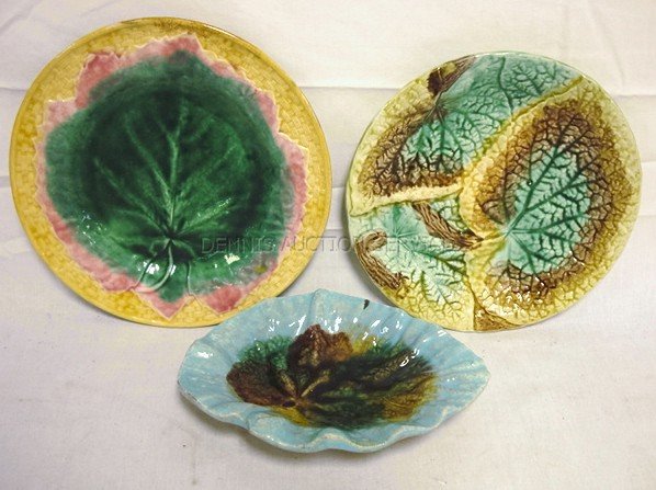 3 PC MAJOLICA; 2 PLATES (1 SIGNED ETRUSCAN) & LEA: 3 PC MAJOLICA; 2 PLATES (1 SIGNED ETRUSCAN) & LEAF TRAY (SMALL RIM CHIP); LARGEST 8 5/8 IN