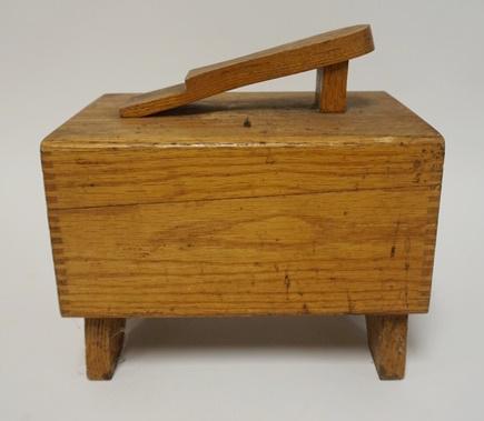 VINTAGE OAK SHOE SHINE BOX *GRIFFIN SHINE MASTER*: VINTAGE OAK SHOE SHINE BOX *GRIFFIN SHINE MASTER*, 8 IN WIDE X 11 IN DEEP X 11 IN HIGH