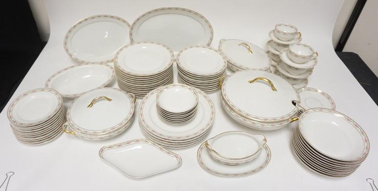 80 PIECE GDA/CHESTERFIELD HAVILAND LIMOGES DINNERWARE: 80 PIECE GDA/CHESTERFIELD HAVILAND LIMOGES DINNERWARE SET. LARGEST PLATES 9 3/4 IN LARGEST PLATTER IS 13 1/2 IN