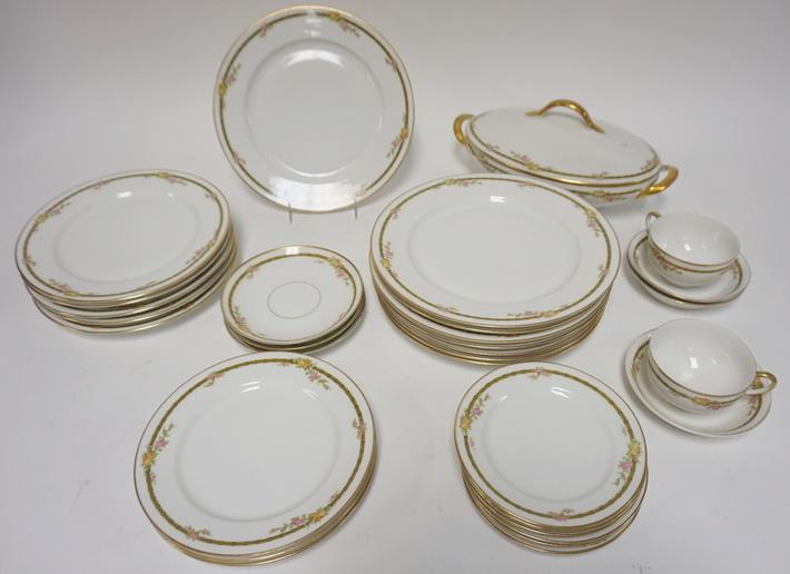 31 PIECE T & V LIMOGES PARTIAL DINNERWARE SET: 31 PIECE T & V LIMOGES PARTIAL DINNERWARE SET LARGEST PLATES ARE 9 1/4 IN