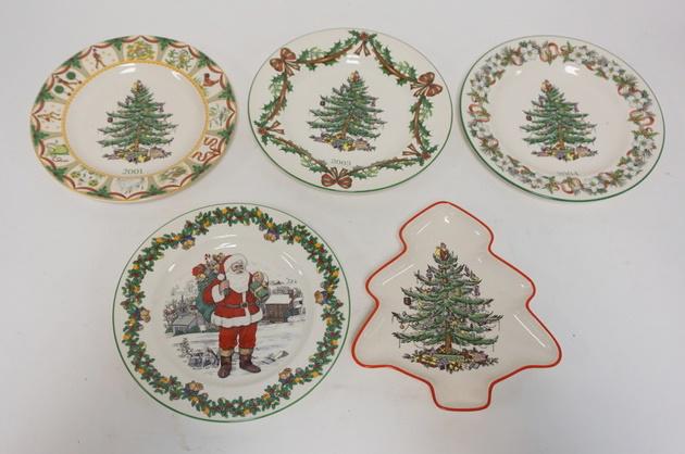 5 PIECES OF SPODE CHRISTMAS TREE: FIVE PIECES OF SPODE CHRISTMAS TREE. PLATES ARE 7 3/4 IN
