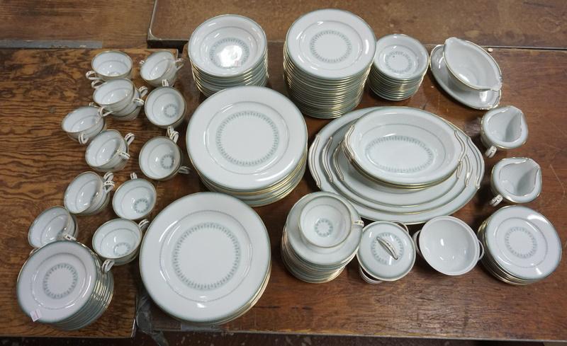 LARGE SET OF NORITAKE *MAYA* DINNWERWARE: LARGE SET OF NORITAKE *MAYA* DINNERWARE