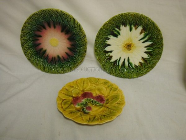 GROUP OF 3 MAJOLICA PLATES; TWO ARE SUNFLOWER, ON: GROUP OF 3 MAJOLICA PLATES; TWO ARE SUNFLOWER, ONE STRAWBERRIES SIGNED SARREGUEMINES; LARGEST IS 8 5/8 IN