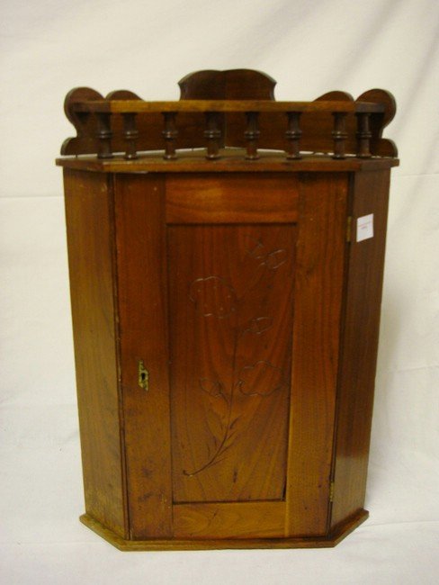 WOODEN HANGING CORNER CABINET W/SPOOL TURNED SPIN: WOODEN HANGING CORNER CABINET W/SPOOL TURNED SPINDLE GALLERY & INTAGLIO CARVED DOOR