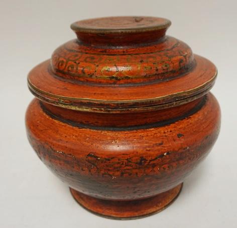 ASIAN WOOD LACQUERED COVERED URN: ASIAN WOOD LACQUERED COVERED URN W/INTERLOCKING LID, 9 IN HIGH