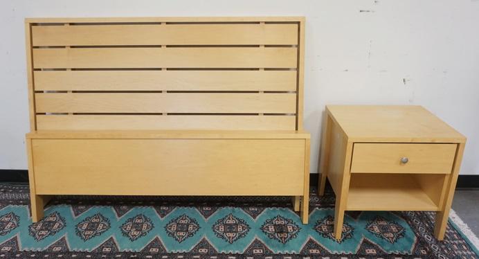 ROOM & BOARD MID CENTURY MODERN BED W/1 DRAWER: ROOM & BOARD MAPLE FULL SIZE MID CENTURY MODERN BED W/ONE DRAWER STAND