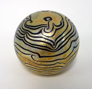 ROBERT EICKHOLT IRRIDESCENT ART GLASS PAPERWEIGHT: ROBERT EICKHOLT IRRIDESCENT ART GLASS PAPERWEIGHT, 3 IN HIGH