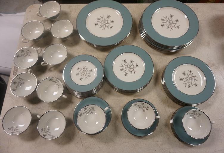 LENOX KINGSLEY DINNERWARE SET: LENOX KINGSLEY SERVICE FOR 12 DINNERWARE SET