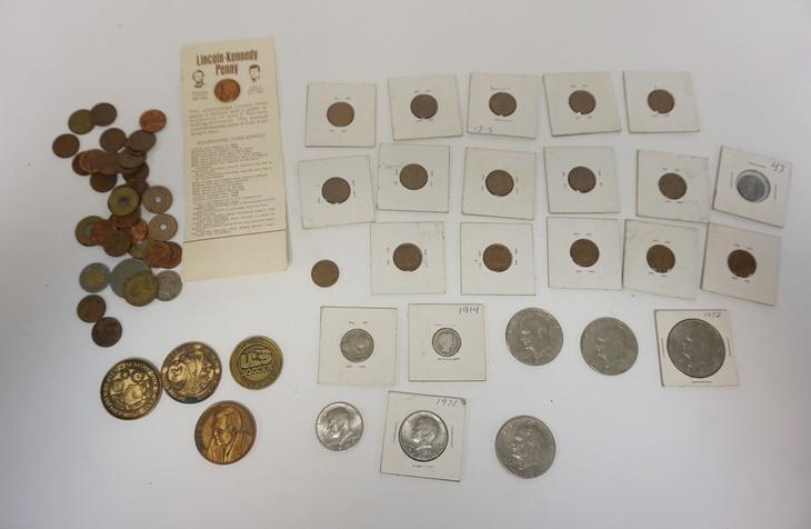 COIN LOT W/1914 SILVER DIME: COIN LOT W/1914 SILVER DIME, INCLUDES 17 WHEAT PENNIES, ONE STEEL PENNY, ONE BUFFALO NICKEL, 1971 & 2 KENNEDY HALF DOLLARS,1974, TWO 1972 & 1976 EISENHOWER DOLLARS & MEDALLIONS, TOKENS, 1977 ILLINOIS