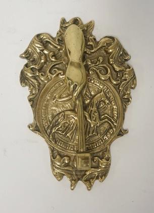 BRASS HAND & HAMMER DOOR KNOCKER: BRASS HAND & HAMMER DOOR KNOCKER, HAS A HORSE & RIDER ON THE BACK PLATE, 7 IN X 4 3/4 IN