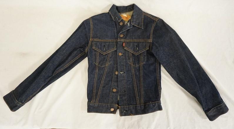 VINTAGE LEVI'S TYPE 3 DENIM JACKET BIG E: VINTAGE LEVI'S TYPE 3 DARK BLUE DENIM JACKET WITH BIG E, BUTTONS ARE STAMPED 526 ON REVERSE, MEASURES 15 1/2 IN SHOULDER TO SHOULDER & 20 IN LONG