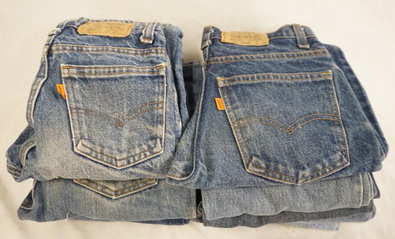 LOT OF 10 VINTAGE LEVIS JEANS W/ ORANGE TABS: LOT OF TEN PAIRS OF VINTAGE YOUTH SIZED LEVI STRAUSS & COMPANY JEANS W/ ORANGE TABS, VARYING DEGREE OF WEAR, YOUTH SIZES ARE THREE ARE SIZE 11, TWO ARE SIZE 10, TWO ARE SIZE 12 & ONE IS SIZE 8. THE OT