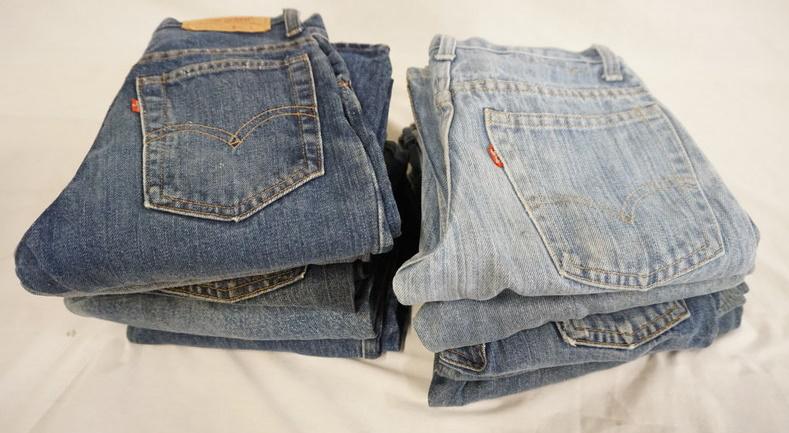LOT OF 10 VINTAGE LEVIS JEANS W/ RED TAB: LOT OF TEN YOUTH SIZED VINTAGE LEVI STRAUSS & COMPANY JEANS W/ RED TABS, VARYING DEGREE OF WEAR