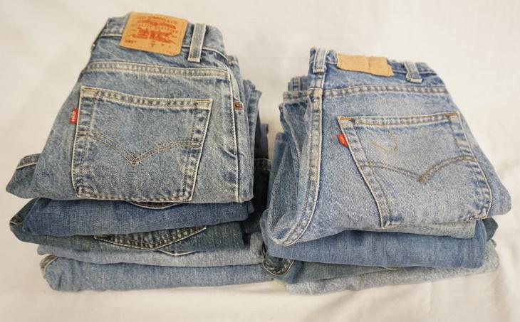 LOT OF 10 PAIRS OF LEVI JEANS: LOT OF TEN PAIRS OF LEVI STRAUSS & COMPANY JEANS W/ RED TABS, VARYING DEGREE OF WEAR