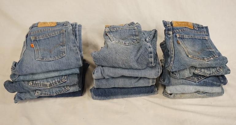 LOT OF 15 PAIRS OF LEVIS JEANS: LOT OF 15 PAIRS OF LEVI STRAUSS & COMPANY JEANS, VARYING DEGREE OF WEAR