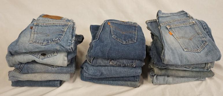 LOT OF 15 PAIRS OF LEVI'S JEANS: LOT OF 15 PAIRS OF LEVI STRAUSS & COMPANY JEANS, VARYING DEGREE OF WEAR