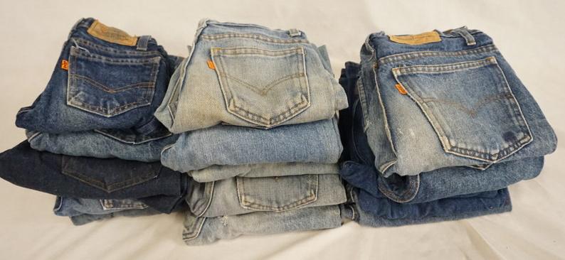 LOT OF 15 PAIRS OF LEVI'S JEANS W/ ORANGE TABS: LOT OF 15 PAIRS OF LEVI STRAUSS & COMPANY JEANS W/ ORANGE TABS, VARYING DEGREE OF WEAR