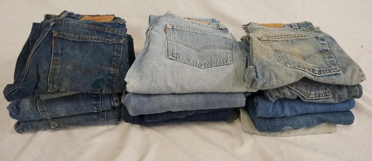 LOT OF 15 PAIRS OF LEVI'S JEANS: LOT OF 15 PAIRS OF LEVI STRAUSS & COMPANY JEANS, VARYING DEGREE OF WEAR
