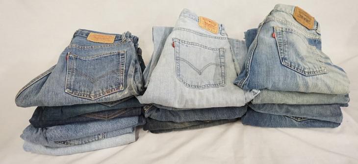 LOT OF 16 PAIRS OF LEVI'S JEANS: LOT OF 16 PAIRS OF LEVI STRAUSS & COMPANY JEANS. ALL HAVE 28 IN WAIST. VARYING DEGREES OF WEAR
