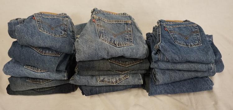 LOT OF 16 PAIRS OF LEVI'S JEANS: LOT OF 16 PAIRS OF LEVI STRAUSS & COMPANY JEANS. ALL ARE SIZE 8. VARYING DEGREES OF WEAR