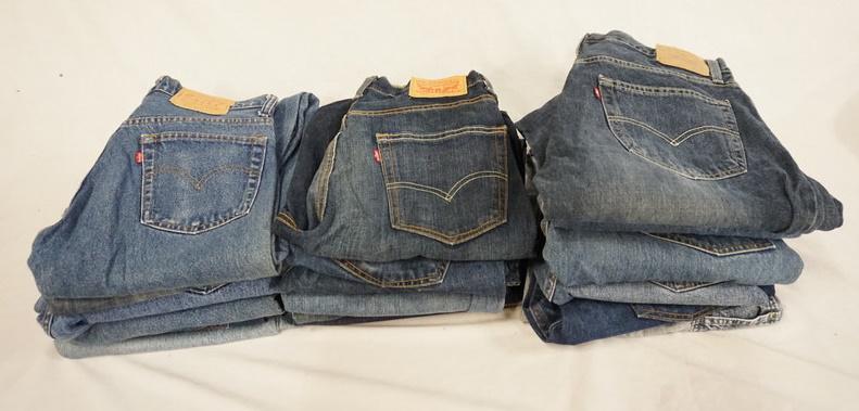 LOT OF 18 PAIRS OF LEVI'S JEANS: LOT OF 18 PAIRS OF LEVI STRAUSS & COMPANY JEANS. ALL HAVE 31 IN WAIST. VARYING DEGREES OF WEAR