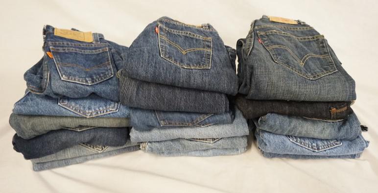 LOT OF 18 PAIRS OF LEVI'S JEANS: LOT OF 18 PAIRS OF LEVI STRAUSS & COMPANY JEANS. ALL ARE SIZE 10. VARYING DEGREES OF WEAR