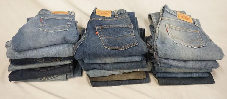 LOT OF 18 PAIRS OF LEVI'S JEANS: LOT OF 18 PAIRS OF LEVI STRAUSS & COMPANY JEANS. ALL HAVE 29 IN WAIST. VARYING DEGREES OF WEAR