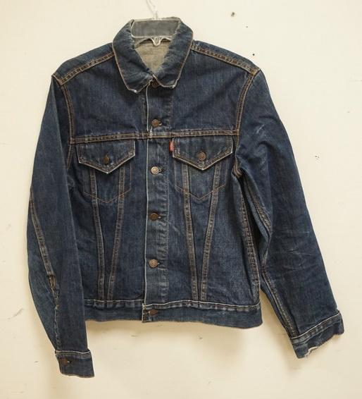 VINTAGE LEVI'S TYPE 3 DEMIN JACKET W/ BIG E: VINTAGE LEVI STRAUSS & COMPANY DENIM JACKET W/ BIG E. HAS SOME WEAR & STAINING, MEASURES APPROXIMATELY 17 1/2 IN SHOULD TO SHOULDER, 21 1/2 IN LONG W/23 1/2 IN SLEEVES