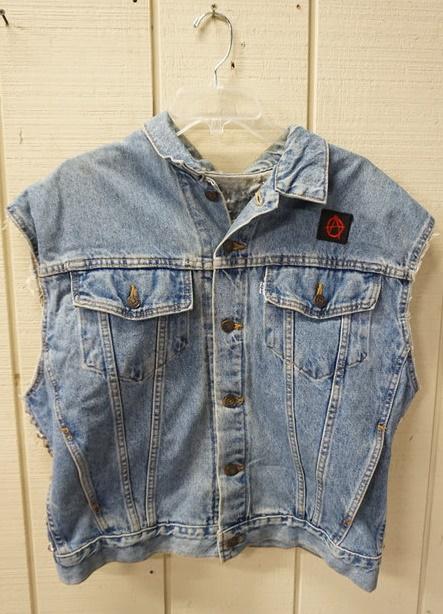 VINTAGE USA MADE LEVI'S STUDDED VEST W/ WHITE TAB: VINTAGE USA MADE LEVI STRAUSS & COMPANY STUDDED VEST W/ WHITE TAB. NUMBER OF REVERSE OF BUTTONS IS 527