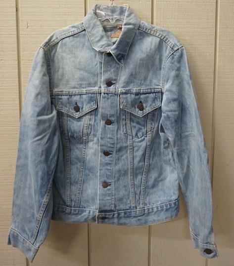 VINTAGE LEVI'S DENIM JACKET W/ BIG E: VINTAGE LEVI'S DENIM JACKET W/ TAN COLORED TAB & BIG E. THE NUMBER ON REVERSE OF BUTTONS IS 525