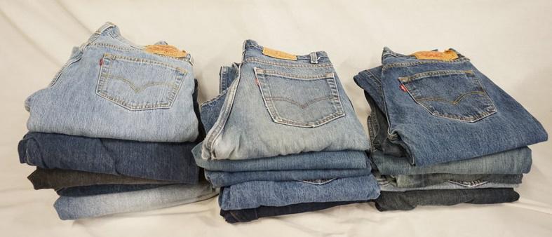 LOT OF 18 PAIRS OF LEVI'S JEANS: LOT OF 18 PAIRS OF LEVI JEANS W/ 32, 33, & 34 IN WAIST. VARYING DEGREES OF WEAR