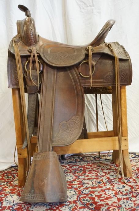 WESTERN SADDLE: WESTERN SADDLE MEASURES FROM HORN TO EDGE OF SEAT APPROXIMATELY 20 IN
