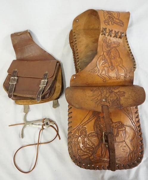 2 SADDLE BAGS WITH HOOF CLEANER: 2 SADDLE BAGS WITH HOOF CLEANER