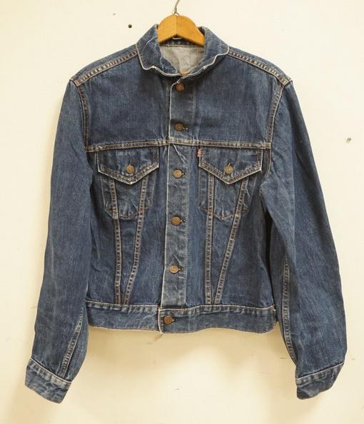 VINTAGE LEVI'S TYPE 3 DENIM JACKET W/ BIG E: VINTAGE LEVI STRAUSS & COMPANY TYPE 3 DENIM JACKET W/ BIG E. MEASURES APP. 17 3/4 IN FROM SHOULDER TO SHOULDER. THE REVERSE OF THE BUTTONS ARE STAMPED 525