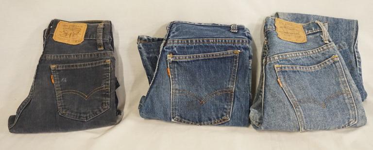LOT OF 3 PAIRS OF VINTAGE LEVIS JEANS W/ BIG E & ORANGE: LOT OF THREE PAIRS OF VINTAGE LEVI STRAUSS & COMPANY JEANS W/ ORANGE TABS & BIG E. SIZES ARE; 27 X 34, 28 X 27 & YOUTH SIZE 11. VARYING DEGREES OF WEAR