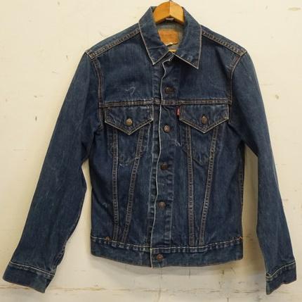 VINTAGE LEVIS DEMIN JACKET W/ BIG E: VINTAGE LEVIS DEMIN JACKET W/ BIG E. REVERSE OF BUTTONS ARE STAMPED 525. MEASURES APP. 17 1/4 IN SHOULDER TO SHOULDER