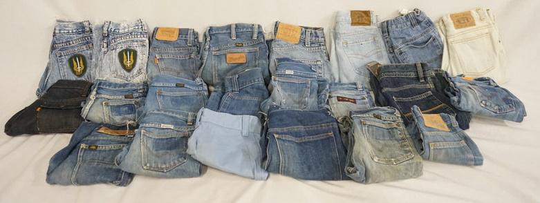 LOT OF 22 PAIRS OF JEANS THAT ARE SHORTS/HAVE BEEN CUT: LOT OF 22 PAIRS OF JEANS THAT ARE SHORTS/HAVE BEEN CUT INTO SHORTS FROM VARIOUS BRANDS INCLUDING; OSONS, LEVIS, WRANGLER, LEE, PLAIN POCKETS, BUGLE BOY, URBAN PIPELINE, BASIC EDITIONS & CANYON RIVER B
