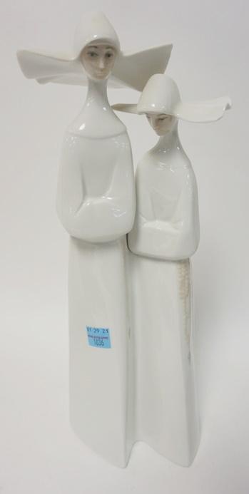 LLADRO 2 NUNS: LLADRO 2 NUNS, 13 1/2 IN