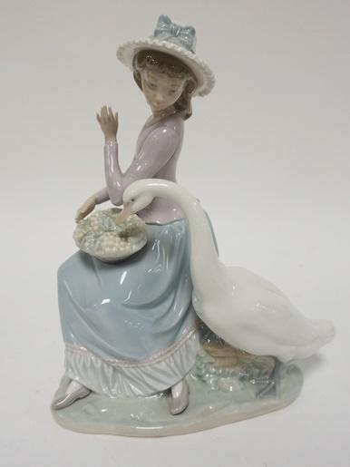 LLADRO GIRL W/GOOSE: LLADRO GIRL W/GOOSE, 10 IN