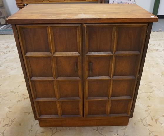 LANE MID CENTURY MODERN BAR: LANE MID CENTURY MODERN BAR, 32 1/2 IN X 16 3/4 IN X 36 IN