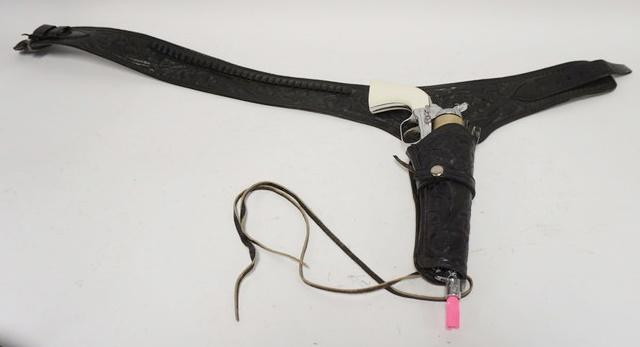CHILDS WESTERN CAP GUN IN HOLSTER, COLT 45: CHILDS WESTERN CAP GUN IN HOLSTER, COLT 45